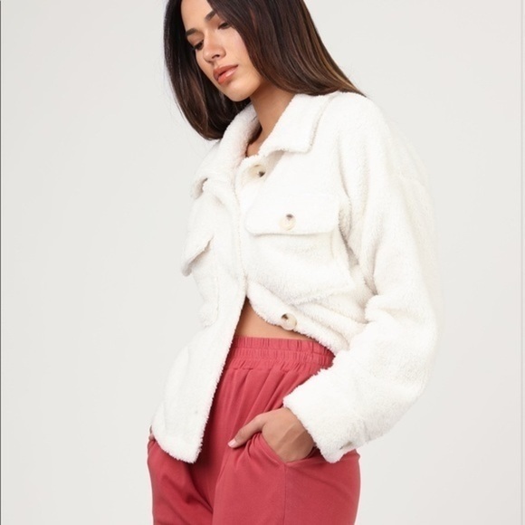 🆕White button front soft fleece jacket. - Picture 4 of 6